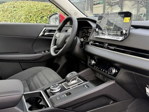 Used 2025 Mitsubishi Outlander SE image 30