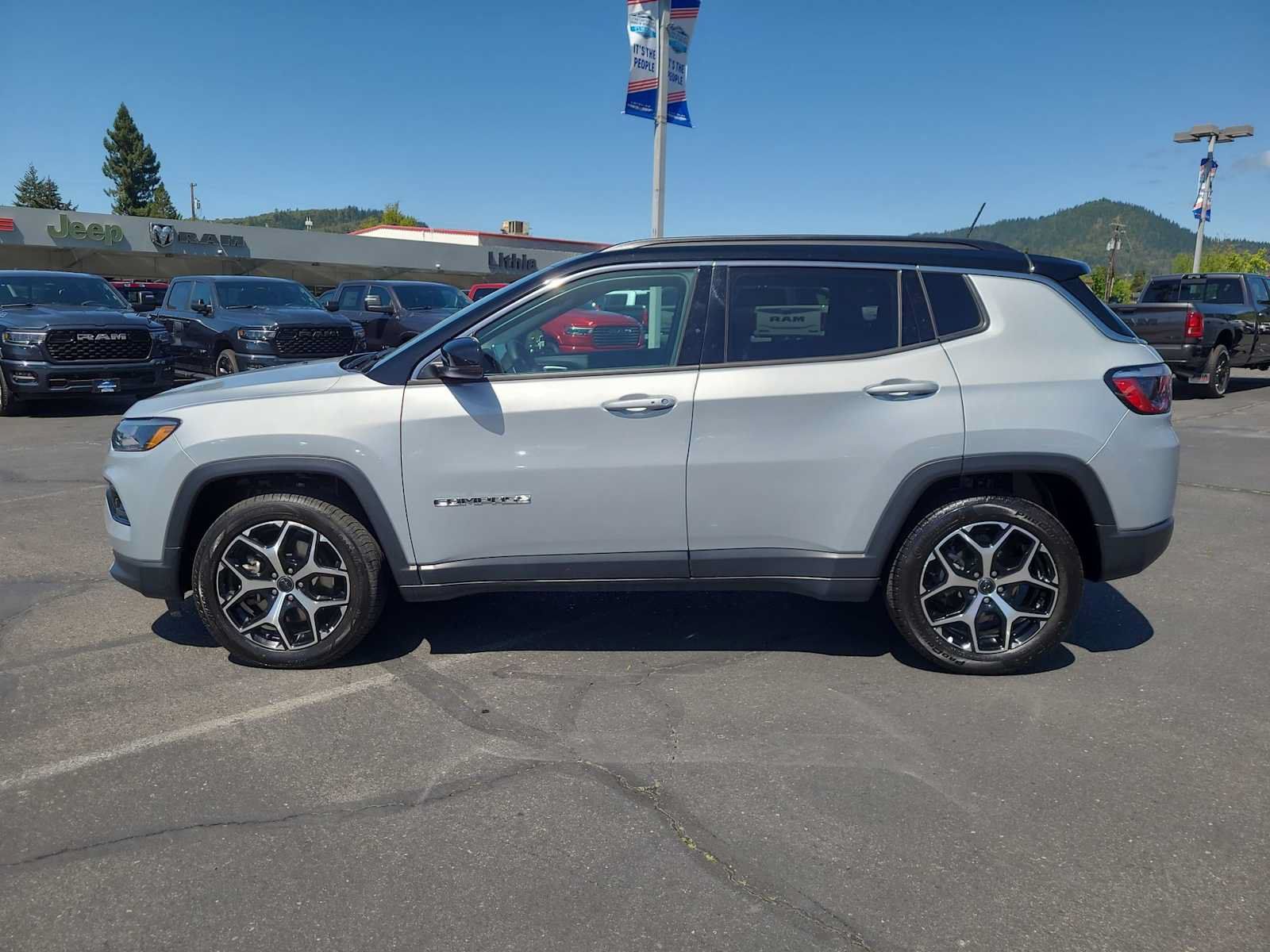 Used 2025 Jeep Compass Limited AWD/4WD image 11
