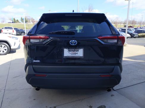 Used 2022 Toyota RAV4 LE image 8