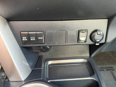 Used 2018 Toyota RAV4 LE AWD/4WD image 24