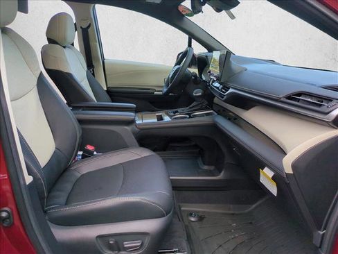 Used 2025 Toyota Sienna Platinum image 23