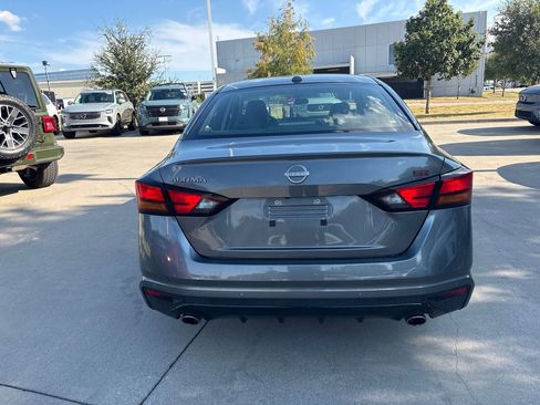 Used 2025 Nissan Altima 2.5 SR FWD image 6