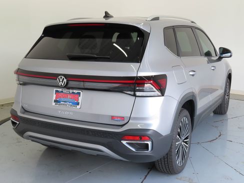New 2025 Volkswagen Taos SE image 4