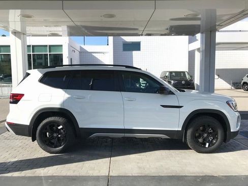 New 2025 Volkswagen Atlas Peak Edition SE image 1