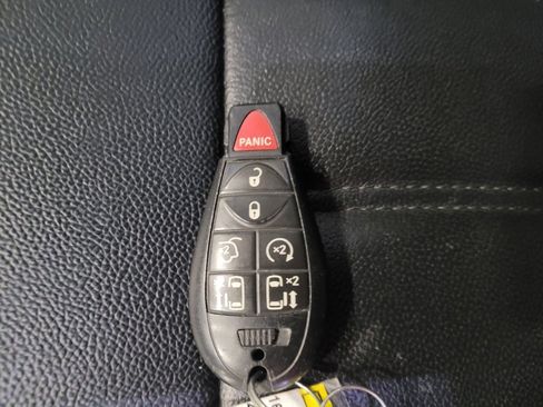 Used 2014 Chrysler Town & Country Touring w/ Driver Convenience Group image 32