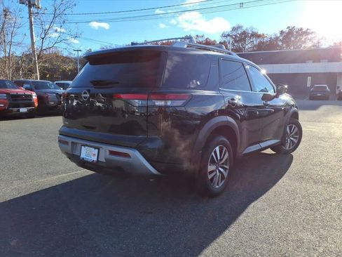 Certified 2024 Nissan Pathfinder SL w/ Black Appearance Package image 4