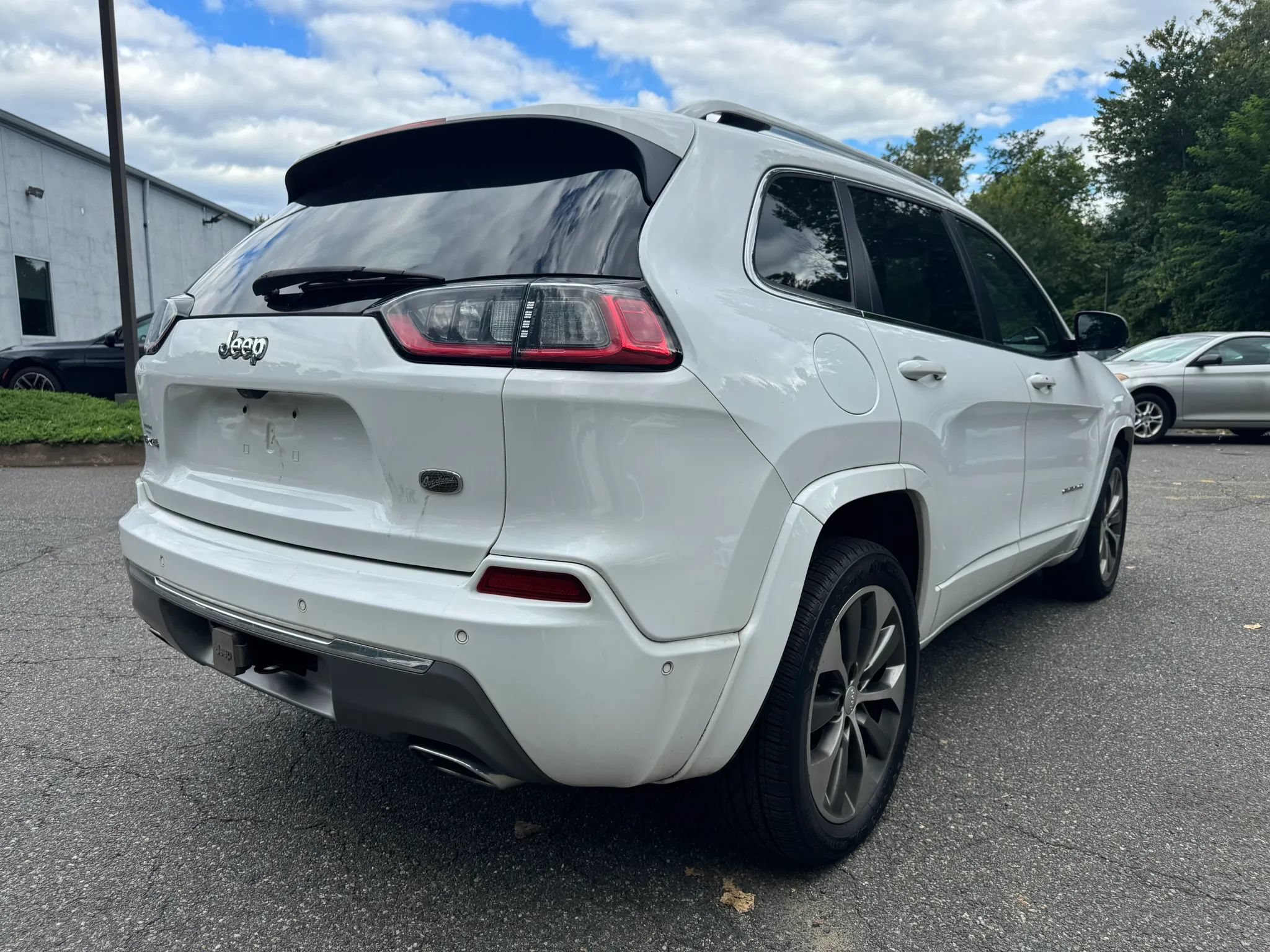 Used 2019 Jeep Cherokee Overland w/ Technology Group AWD/4WD image 5