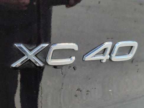 Used 2025 Volvo XC40 B5 Core image 13