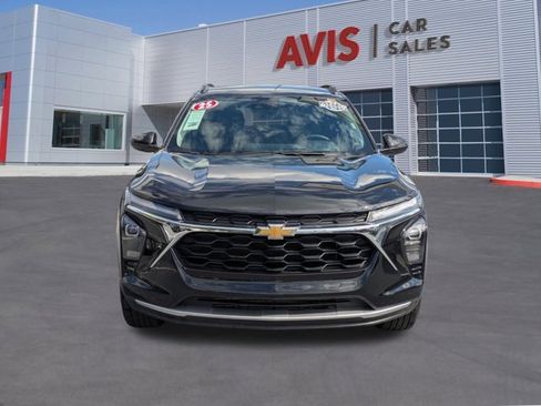 Used 2025 Chevrolet Trax LT w/ LT Convenience Package image 2