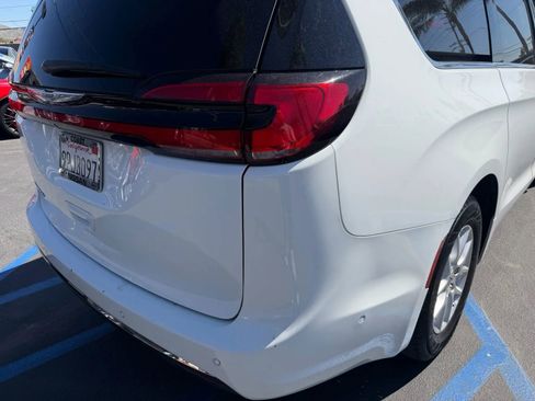 Used 2021 Chrysler Pacifica Touring-L w/ Premium & Safety Sphere Group FWD image 9