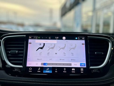 Used 2021 Chrysler Pacifica Limited w/ Uconnect Theater Family Group image 24