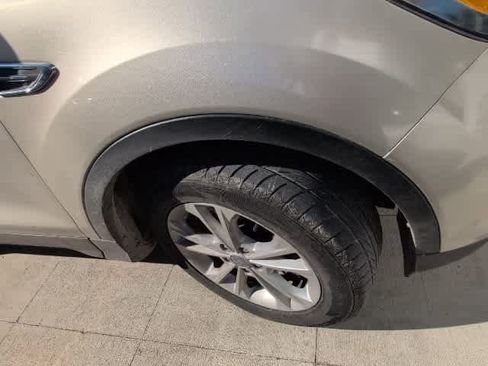 Used 2017 Ford Escape SE w/ Equipment Group 201A image 8