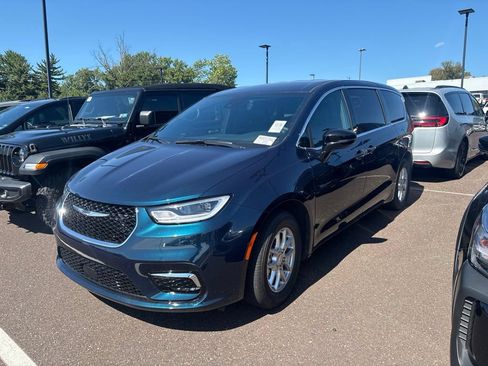 Used 2025 Chrysler Pacifica Select FWD image 4