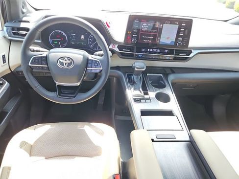 Used 2021 Toyota Sienna Limited FWD image 9