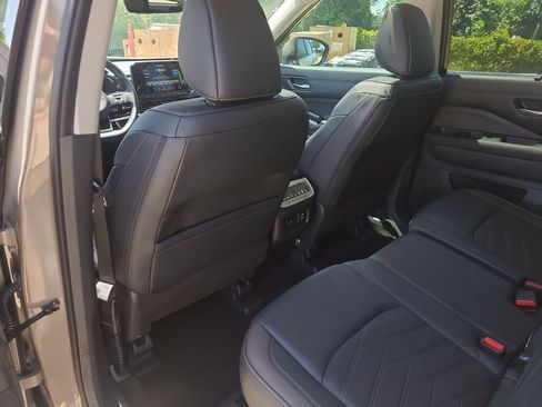 Certified 2024 Nissan Pathfinder Platinum w/ Cargo Package FWD image 10
