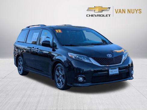 Used 2017 Toyota Sienna SE FWD image 3