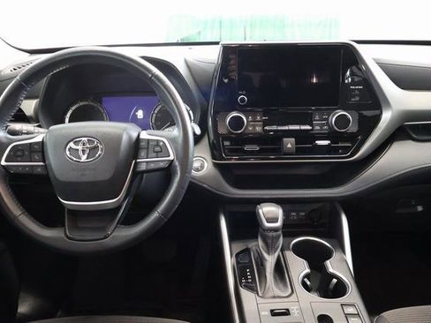 Used 2023 Toyota Highlander LE image 14