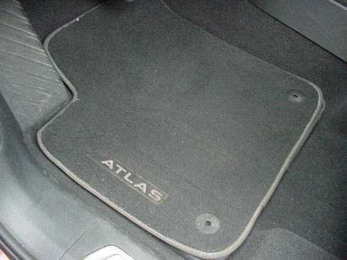 Used 2021 Volkswagen Atlas SEL R-Line image 34