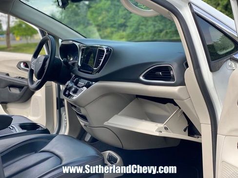 Used 2023 Chrysler Pacifica Touring-L FWD image 17
