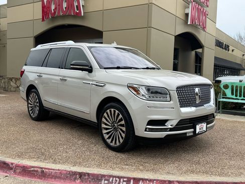 Used 2019 Lincoln Navigator Reserve image 6
