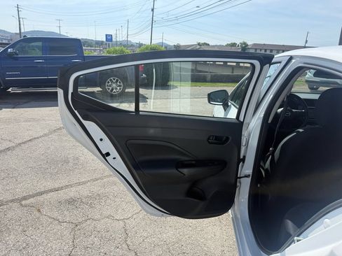 Used 2023 Nissan Versa S FWD image 11