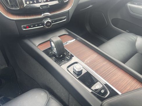Used 2024 Volvo XC60 B5 Plus image 24