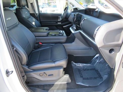 Used 2025 Ford Expedition Platinum AWD/4WD image 9