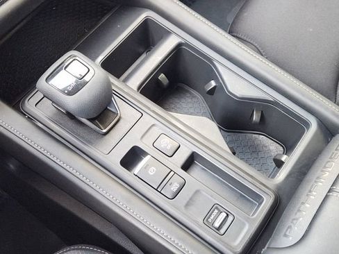 Used 2025 Nissan Pathfinder S FWD image 22