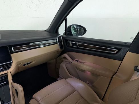 Certified 2023 Porsche Cayenne Platinum Edition AWD/4WD image 21