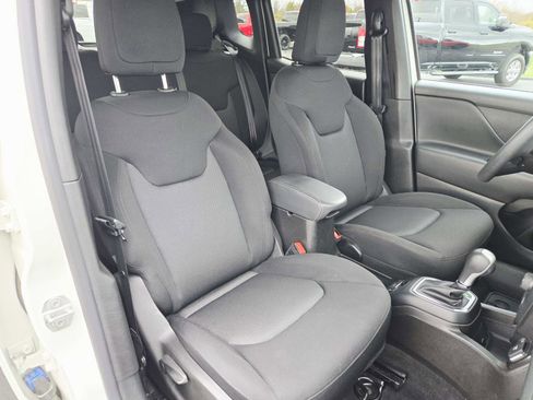 Used 2023 Jeep Renegade Latitude image 16