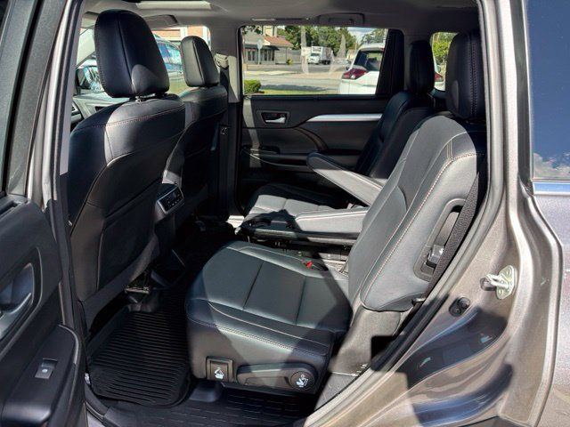 Used 2018 Toyota Highlander XLE AWD/4WD image 28