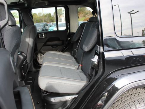 Used 2025 Jeep Wrangler Unlimited Sahara image 13