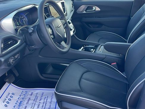 New 2025 Chrysler Pacifica Limited image 26