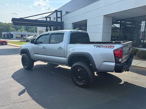 Used 2018 Toyota Tacoma TRD Off-Road AWD/4WD image 4