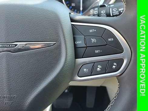 Used 2024 Chrysler Pacifica Touring-L FWD image 21