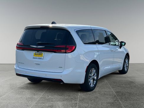 New 2026 Chrysler Pacifica Select image 5