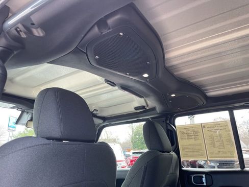 Used 2024 Jeep Wrangler Unlimited image 39