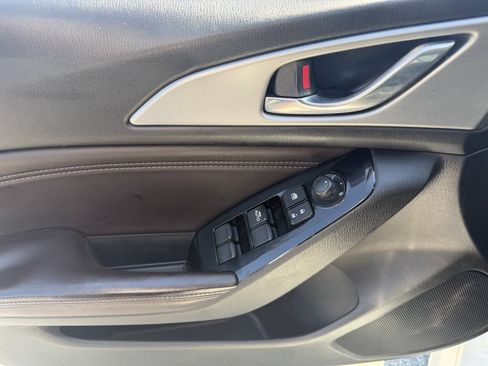 Used 2018 MAZDA MAZDA3 Touring FWD image 29