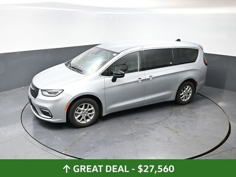 Used 2024 Chrysler Pacifica Touring-L image 45