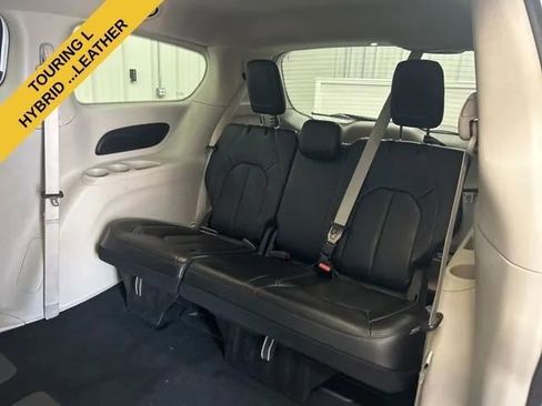 Used 2023 Chrysler Pacifica Touring-L FWD image 11