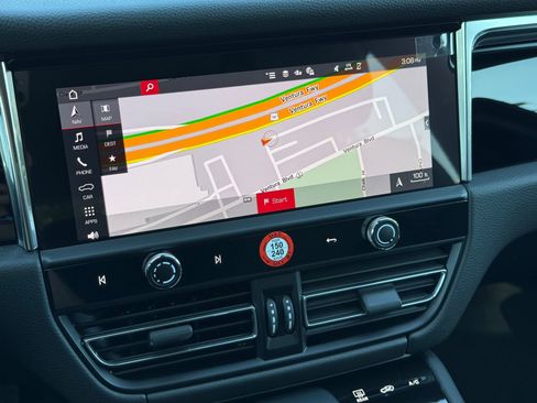 Used 2025 Porsche Macan AWD/4WD image 20