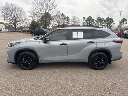 Used 2025 Toyota Highlander XLE image 2