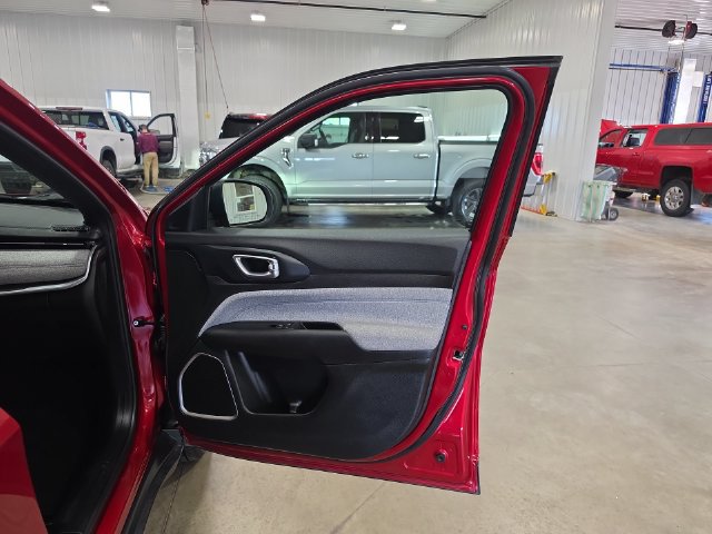 Used 2025 Jeep Compass Latitude AWD/4WD image 32