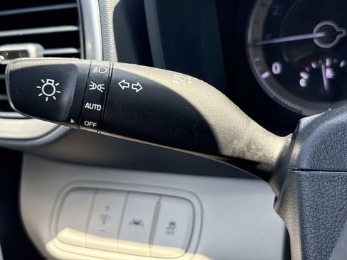 Used 2020 Hyundai Venue FWD image 25