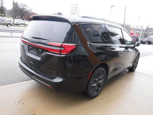 New 2026 Chrysler Pacifica Limited image 9