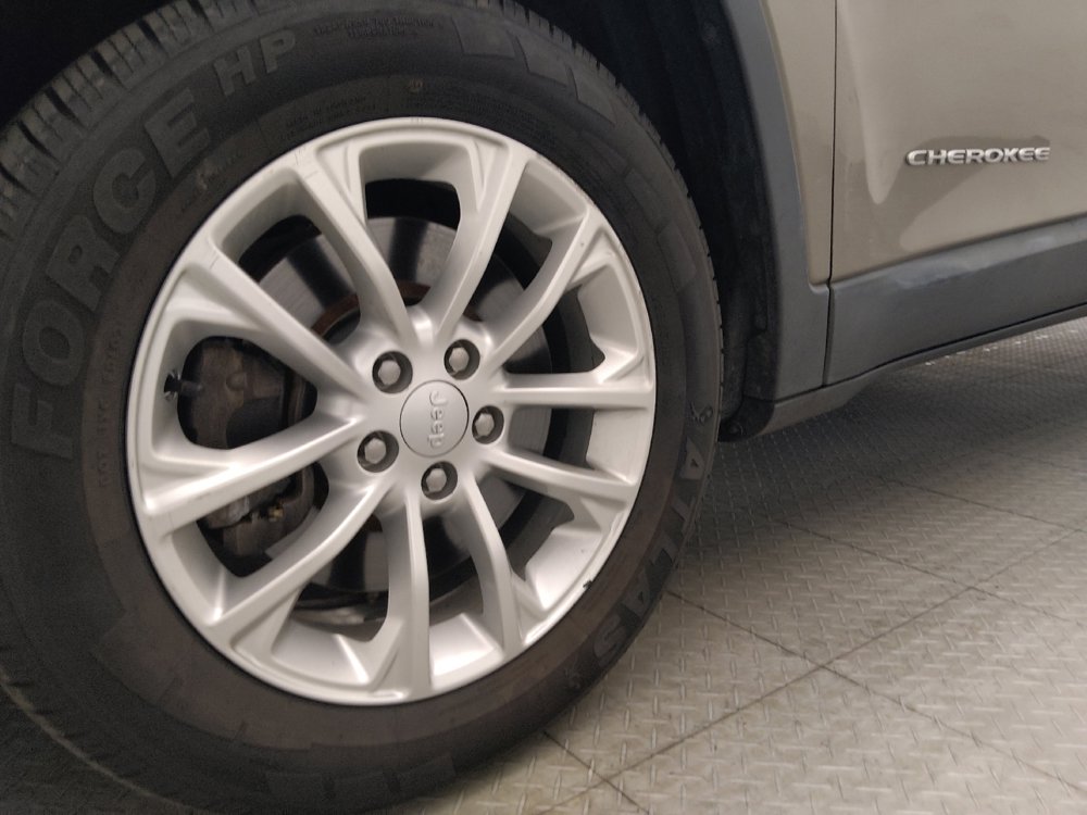 Used 2019 Jeep Cherokee Latitude w/ Popular Appearance Group FWD image 31