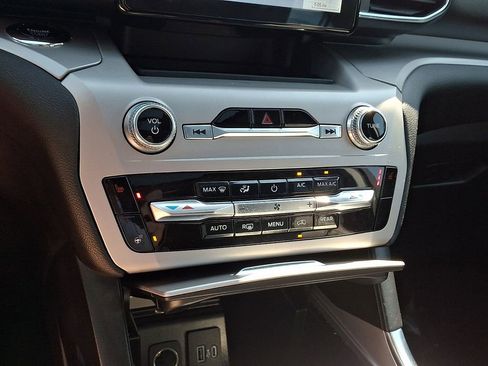 Used 2023 Ford Explorer XLT w/ Equipment Group 202A AWD/4WD image 18