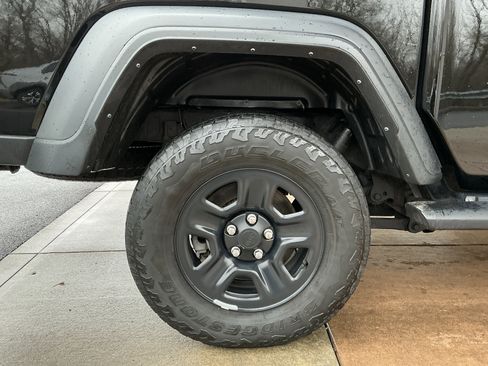 Used 2021 Jeep Gladiator Sport AWD/4WD image 28