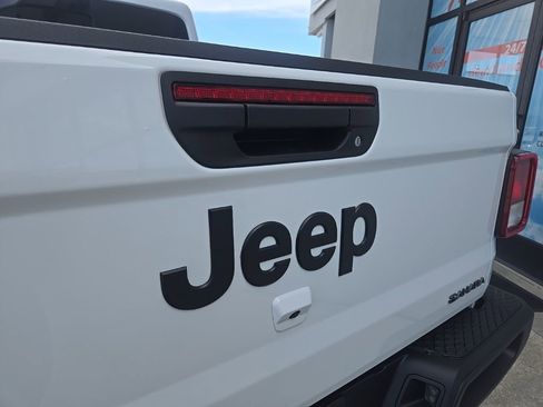 New 2026 Jeep Gladiator Sahara image 24