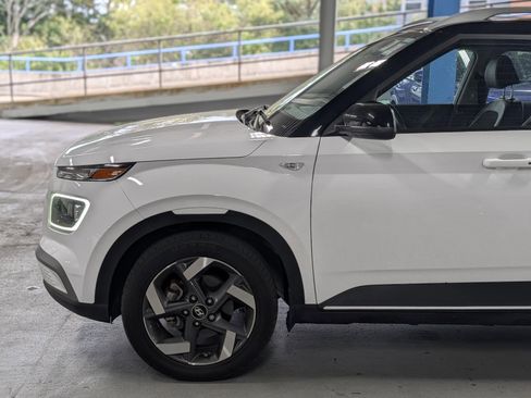 Used 2022 Hyundai Venue Limited image 4